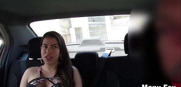  Paguei o uber com um boquete gostoso e ele gozou na minha boca (Vídeo completo no RED)